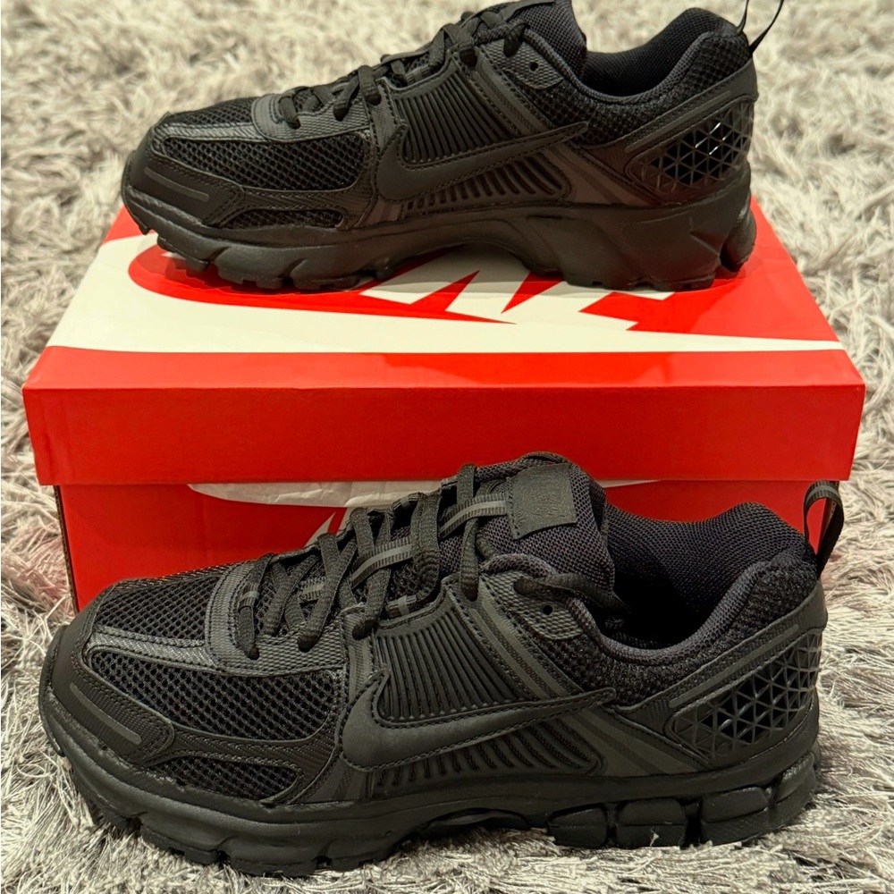Nike Zoom Vomero 5 Black. Womens 7.5 / GS 6.5Y